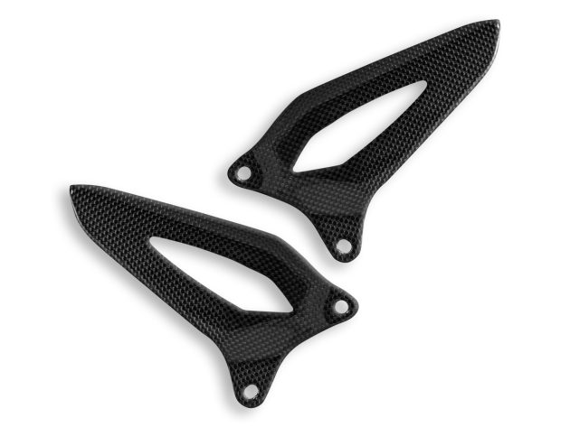 Speed-Triple-1200-RR/RS-carbon-fiber-Heel-Guards-crb69l-dbk